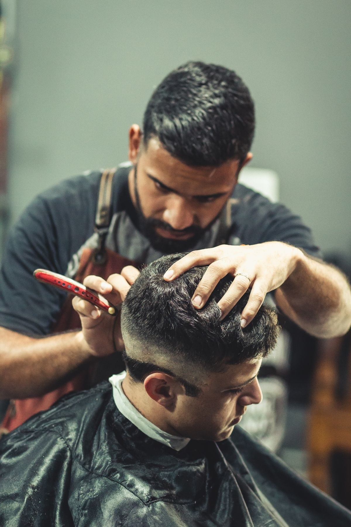 Barber lining up a haircut with a straight razor